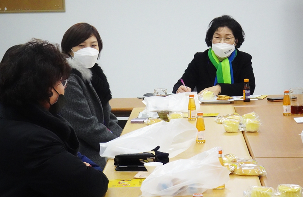 ▲정 씨가 간담회 참여자의 이야기를 듣고 있다