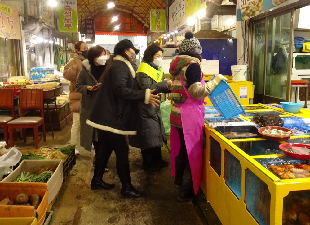 ▲진남시장을 방문한 정우영 씨와 지지자