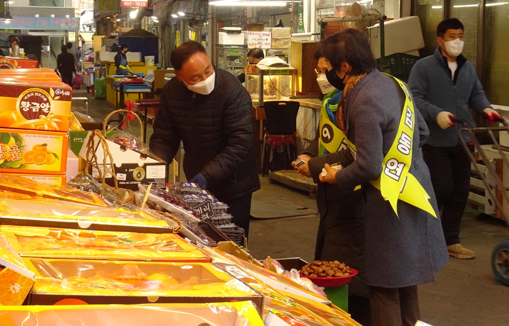 ▲진남시장을 방문한 정우영 씨와 주미경 조직특보