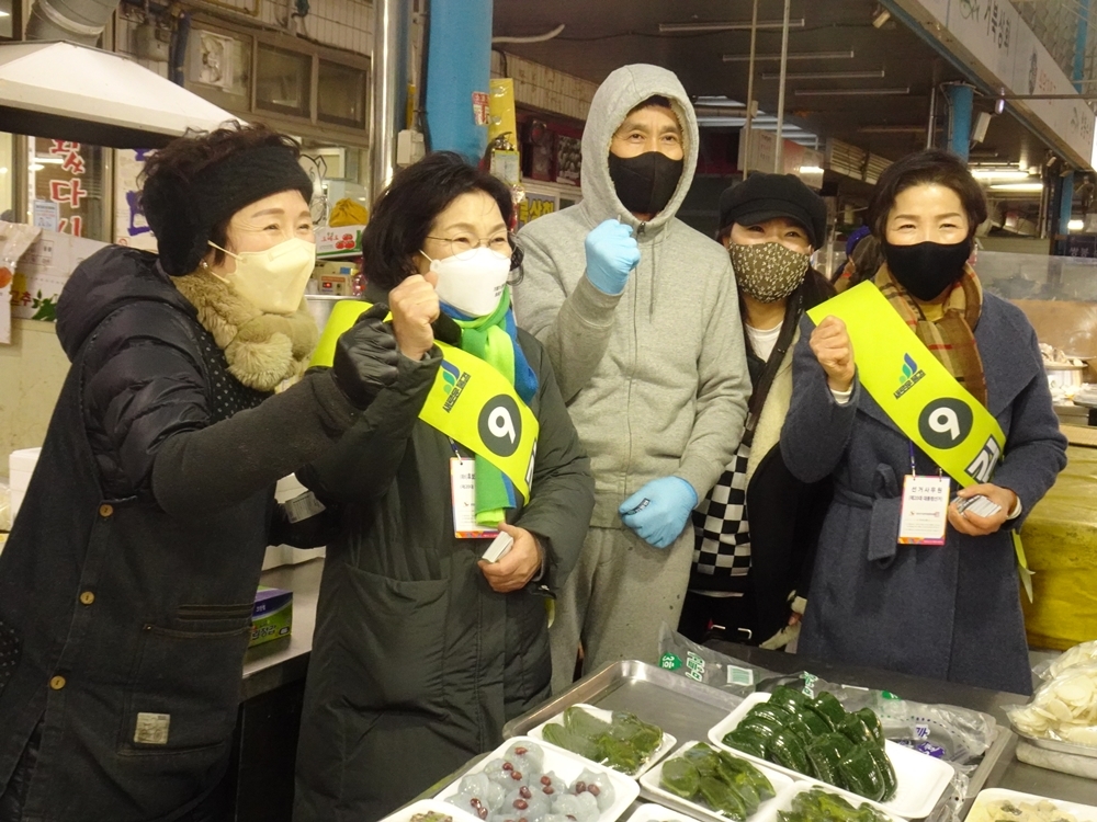 ▲진남시장 상인과 함께 사진을 찍고 있다