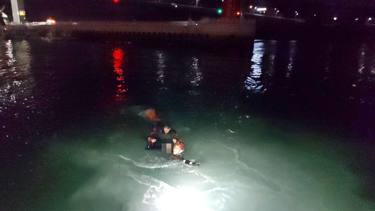 ▲ 여수 종화동 바다에 빠진 20대 익수자를 여수해경이 구조하고 있다.