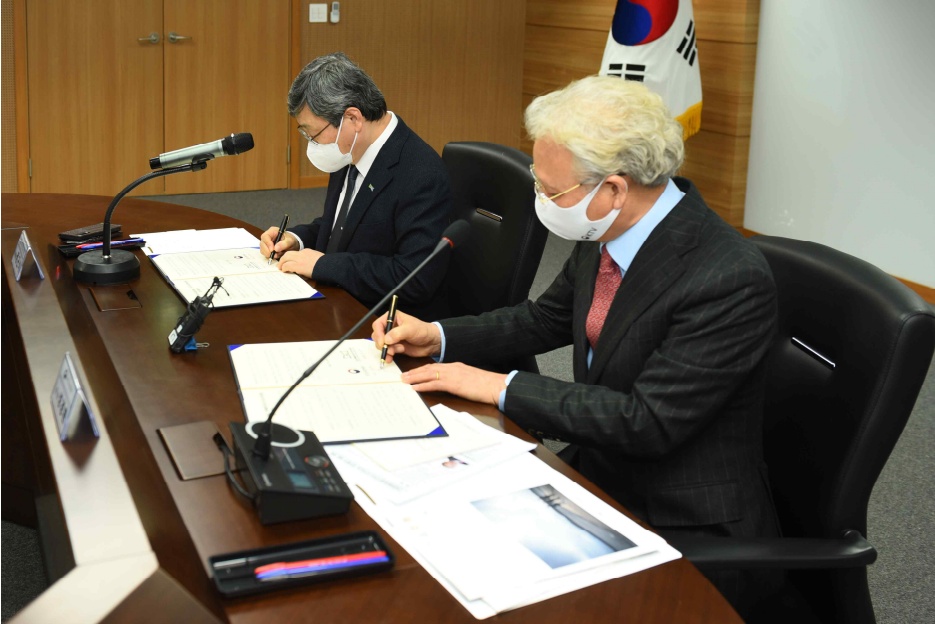 ▲진화위 정근식 위원장과 KTV 성경환 원장이 업무협약을 맺고 있다