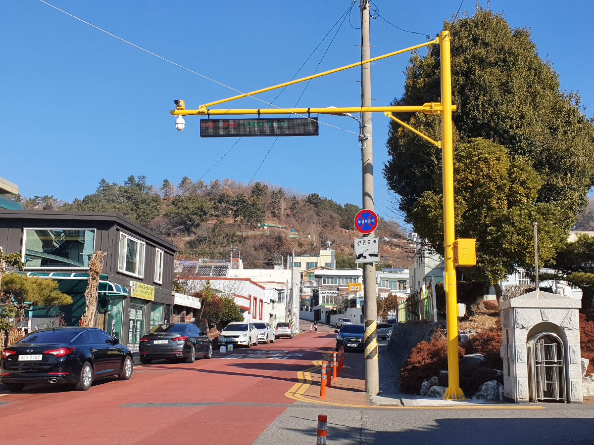 ▲ 오는 3월 2일부터 여수 어린이보호구역 내 무인단속카메라를 활용한 불법주정차 단속을 실시한다. 평일 오전 8시부터 오후 8시까지 단속한다.