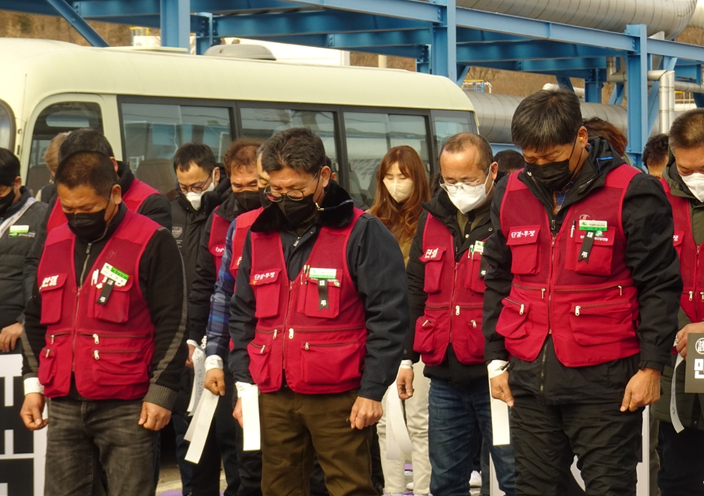 ▲희생자를 기리며 묵념하고 있다