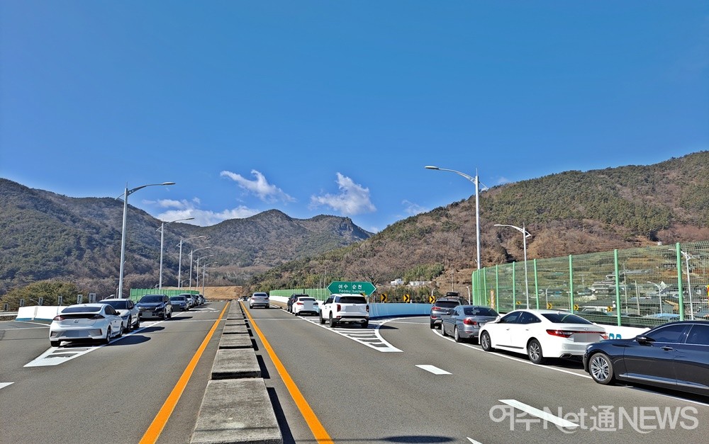 ▲ 순천과 여수 방향 진출입로 양방향 고가도로 갓길까지 차량들이 줄지어 서 있습니다.ⓒ조찬현