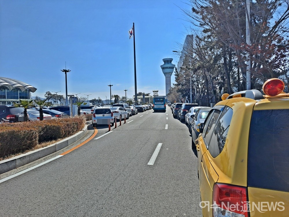 ▲ 공항 내부도 상황은 마찬가지, 불법 주정차한 차량들이 양쪽 노면을 모두 차지했습니다.ⓒ조찬현