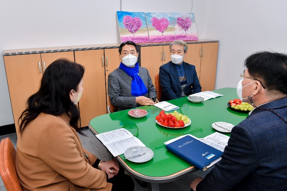▲여수새날상담센터를 방문한 권오봉 여수시장