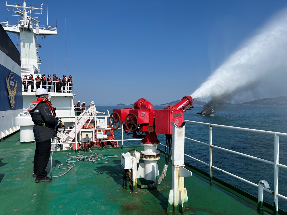 ▲실습 중 실제 화재선박을 마주하고 대응하는 여수해경교육원