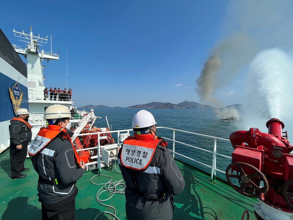 ▲실습 중 실제 화재선박을 마주하고 대응하는 여수해경교육원