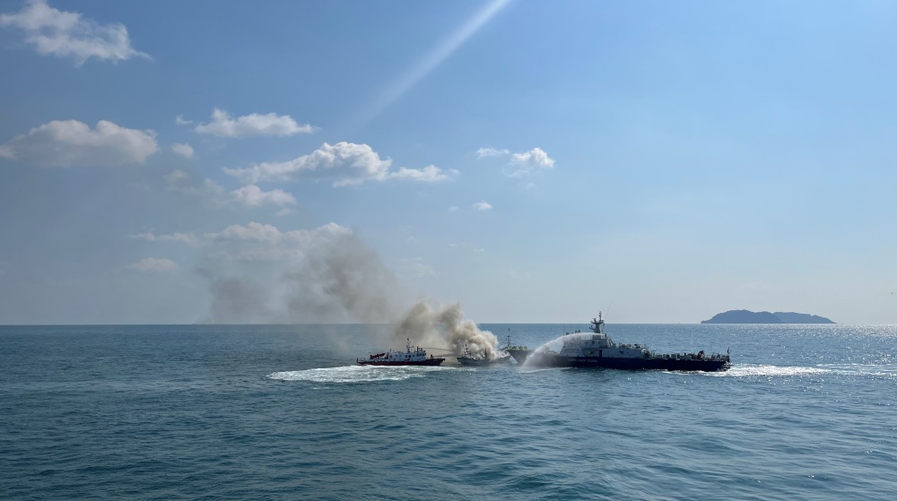 ▲실습 중 실제 화재선박을 마주하고 대응하는 여수해경교육원