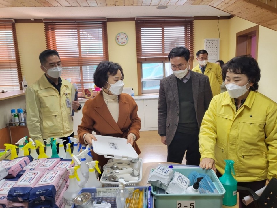 ▲조정자 정책국장이 방역물품 비축 여부를 점검하고 있다