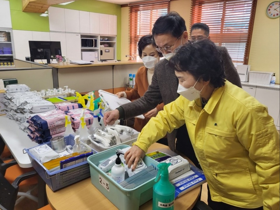 ▲조정자 정책국장이 방역물품 비축 여부를 점검하고 있다