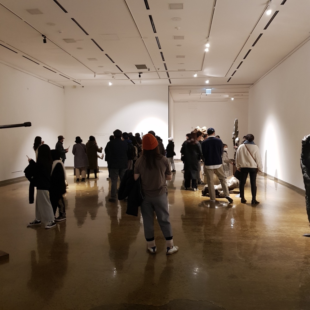 ▲예울마루 '류인-오체투혼'전을 감상하는 사람들 ⓒ유족 이인혜 작가