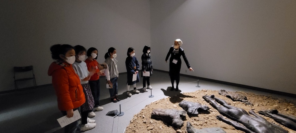 ▲김미애 도슨트가 전시전을 방문한 어린이들에게 작품을 설명하고 있다 ⓒ유족 이인혜 작가