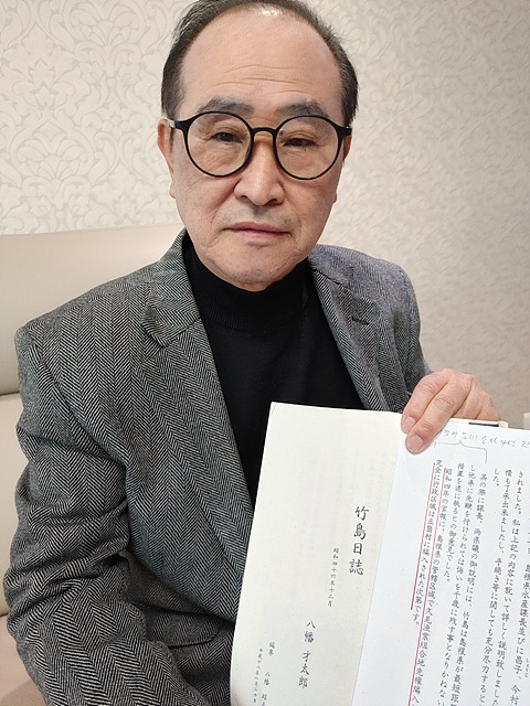 ▲일본에서 20여년간 공부하고 부산외국어대학에서 한일관계사를 가르쳤던 김문길 교수가 시마네현 오끼섬에 사는 "야하다 소산"의 할아버지가 쓴 "죽도일기"를 들어보이고 있다. "야하다 소산"의 할아버지 "야하다사이타로"는 일제강점기 시절 독도에 어업회사를 차리고 해산물을 채취했던 사람이다. ⓒ김문길