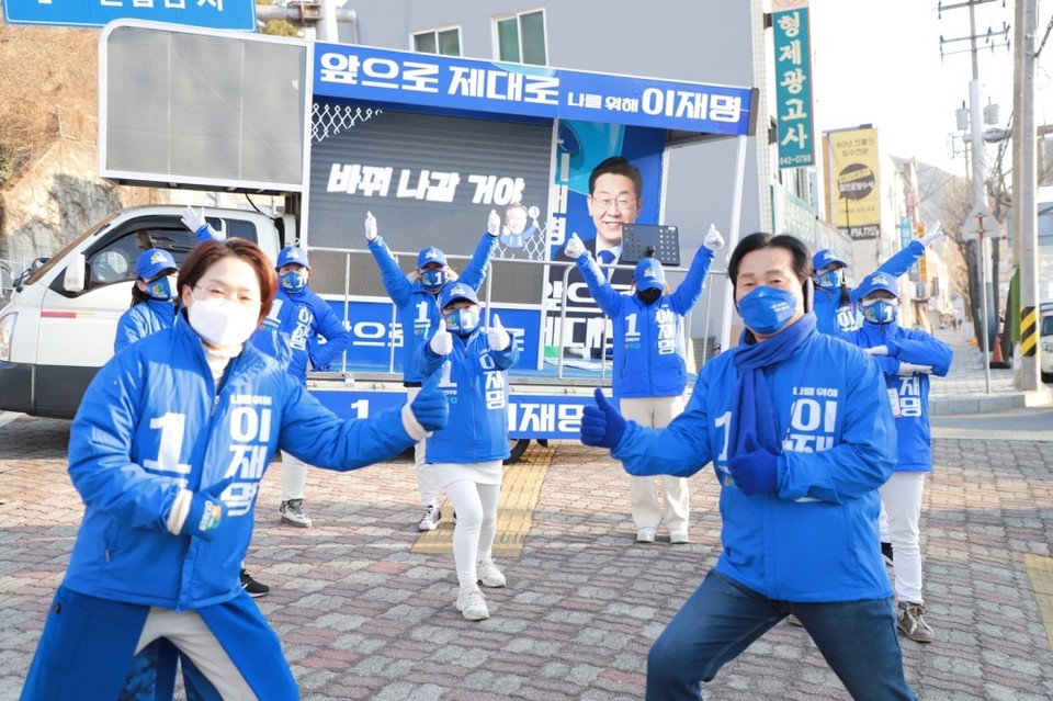 ▲ ‘이재! 명쾌한 서포터즈’가 퍼포먼스를 펼치고 있다