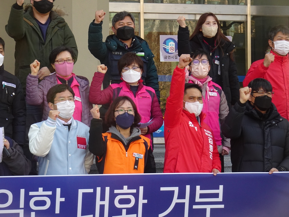 ▲노동자와 시민단체 관계자는 택배노동자의 과로사를 이용해 돈을 버는 CJ대한통운을 규탄했다