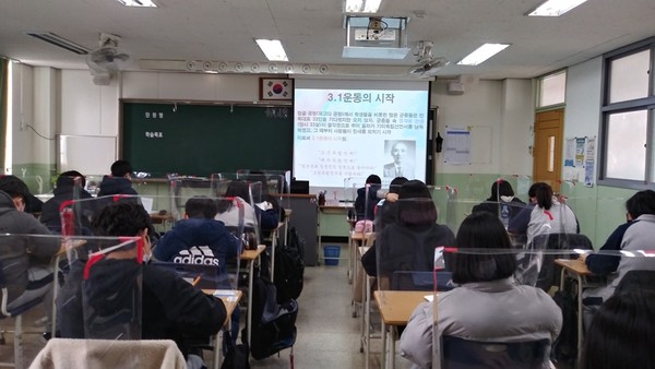 ▲ 학생들이 수업을 하고 있다