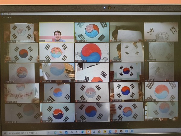 ▲ 학생들이 줌으로 3.1절 강의를 듣고 있다.