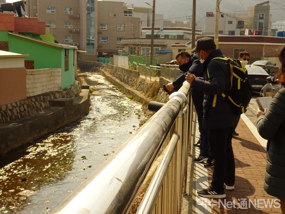 ▲미평동 원룸촌 부근의 연등천을 살펴보는 시민들