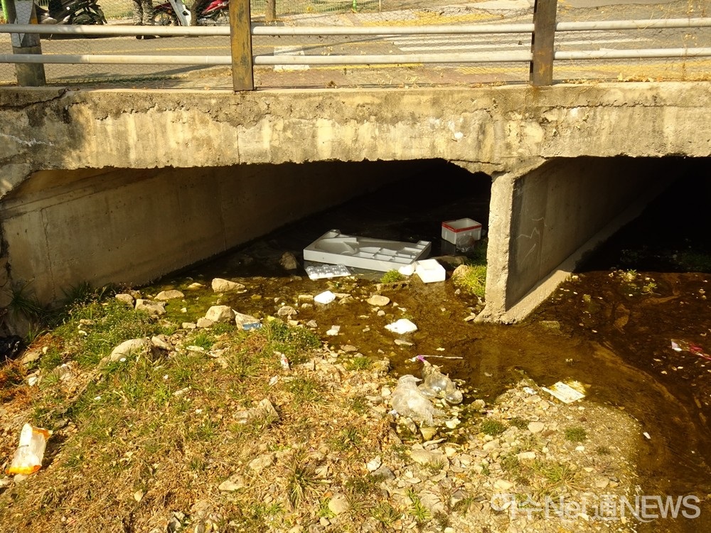 ▲다리 밑에 쌓인 쓰레기