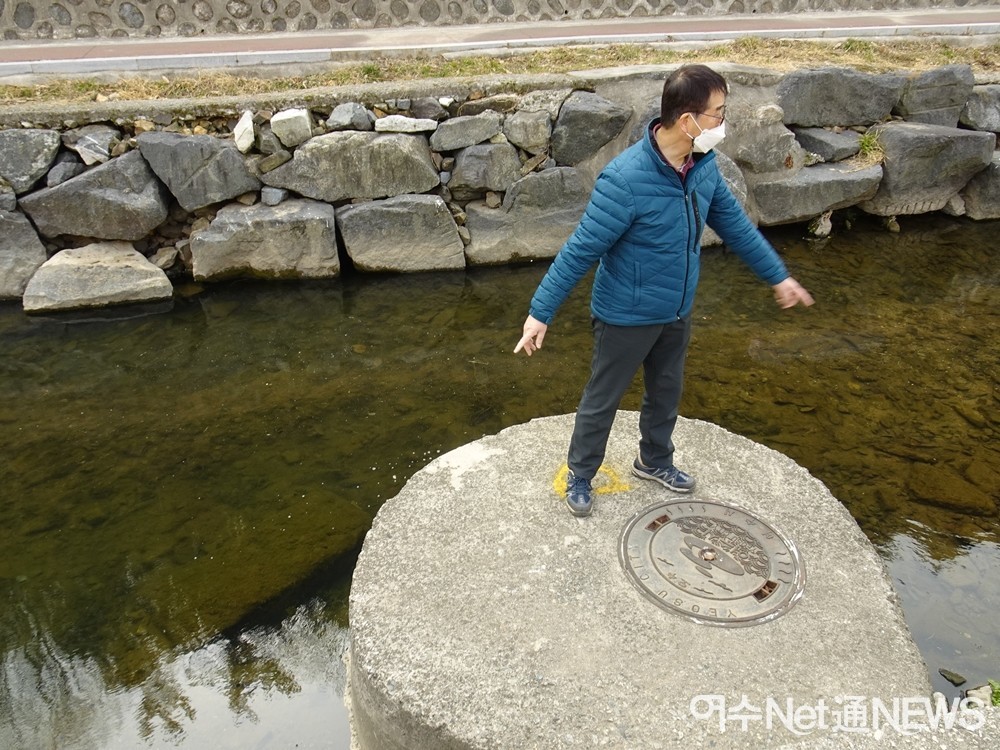 ▲유판식 교사가 연등천 바닥에 자라는 부착조류에 대해 설명하고 있다