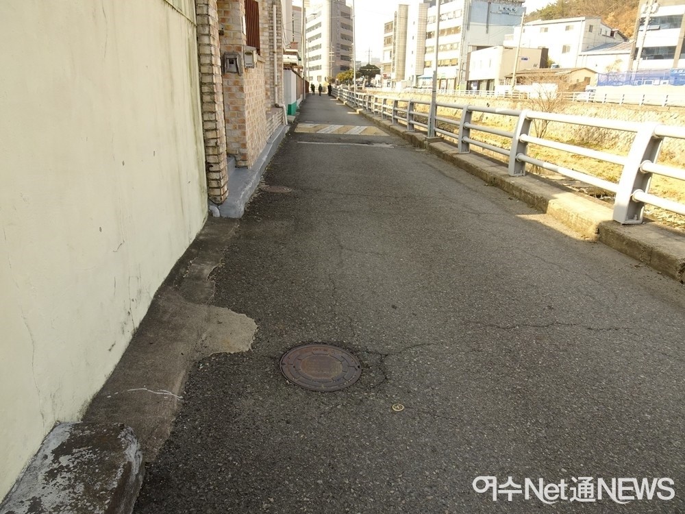 ▲연등천변 옆을 지나는 도로에 오수받이가 설치돼있다