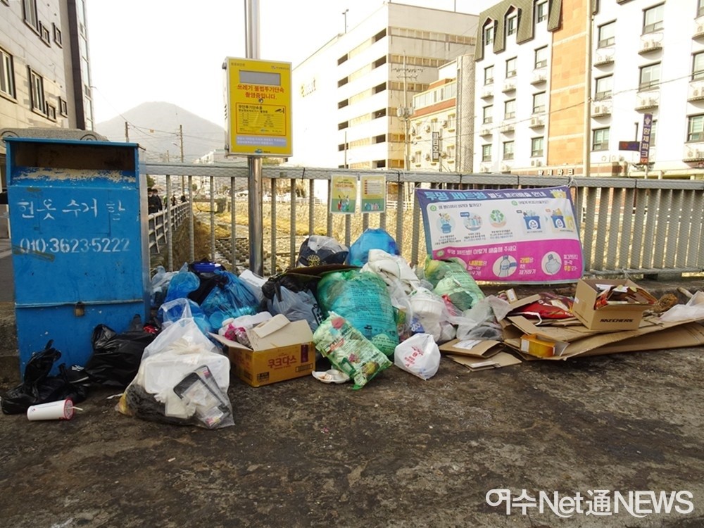 ▲원룸촌 주변에는 여전히 쓰레기가 아무렇게나 버려져 있다