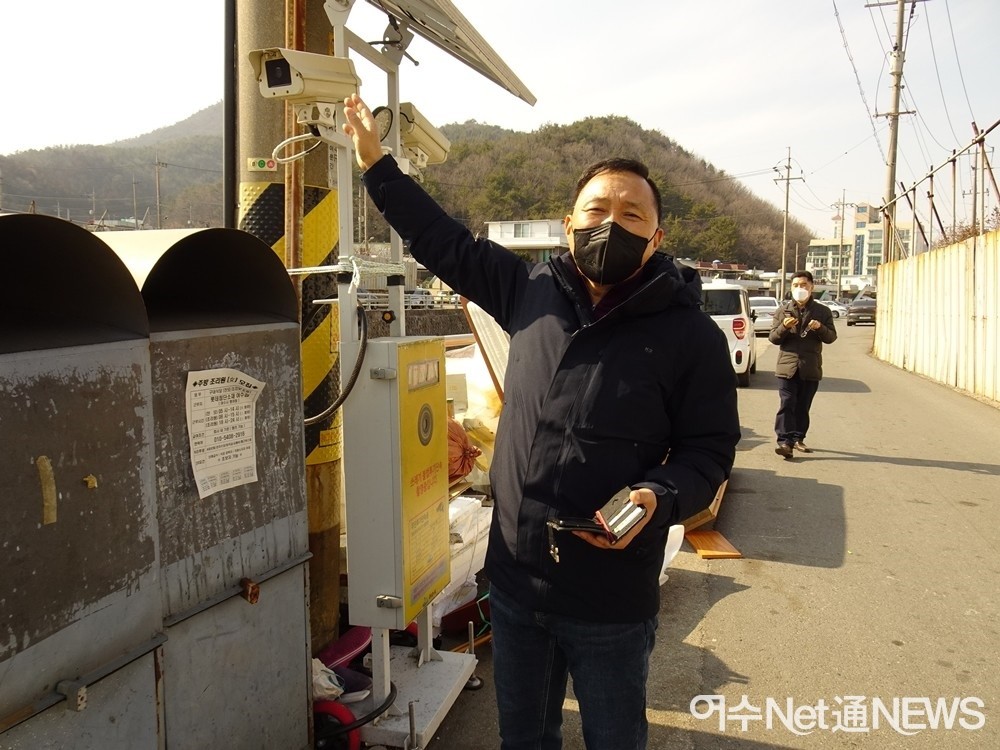 ▲전형수 씨가 어두운 밤이면 사람을 인식하지 못하는 단속카메라의 한계를 설명하고 있다