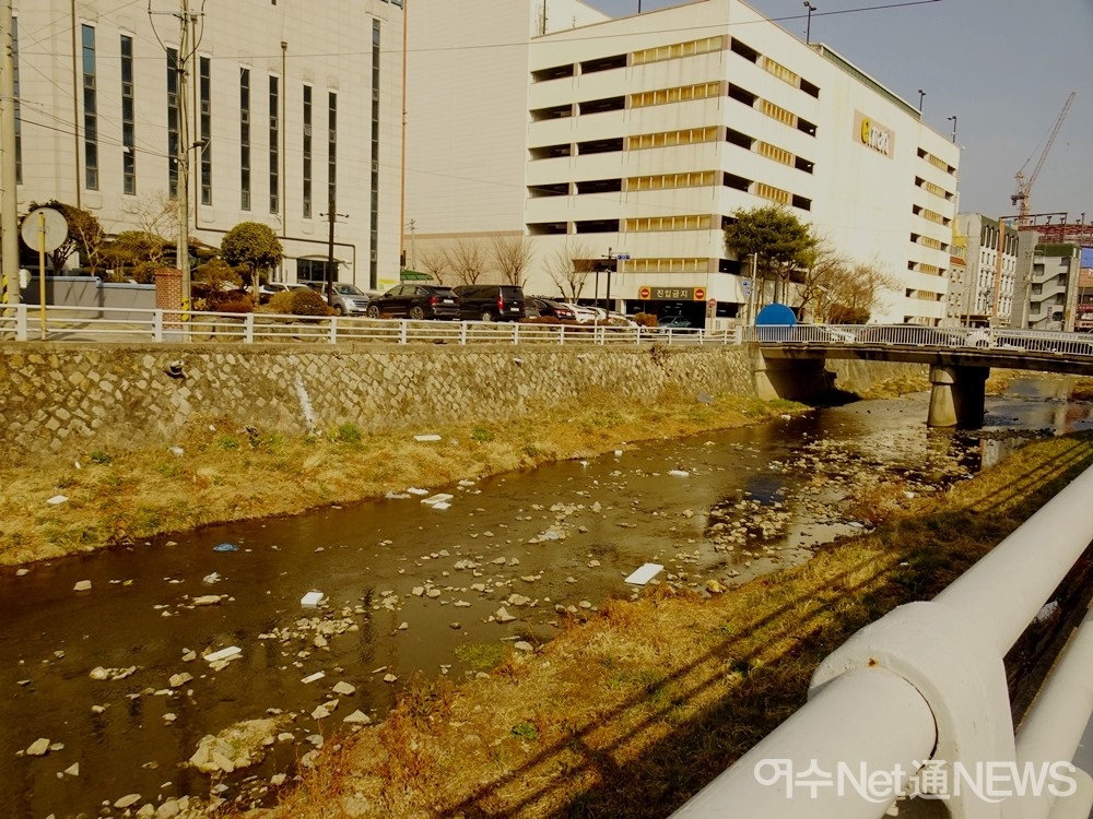 ▲오림동 이마트 뒤쪽으로 흐르는 연등천. 하천에 떠다니는 스티로폼이 보인다