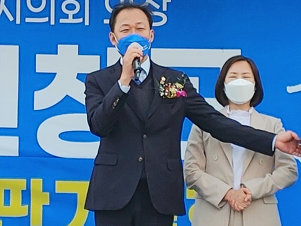 ▲여수자동차극장에서 드라이브인방식으로 열린 전창곤 의장 출판기념회