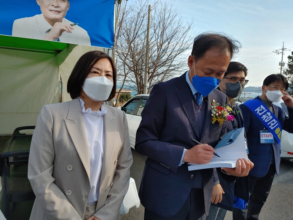 ▲자서전에 사인하고 있다