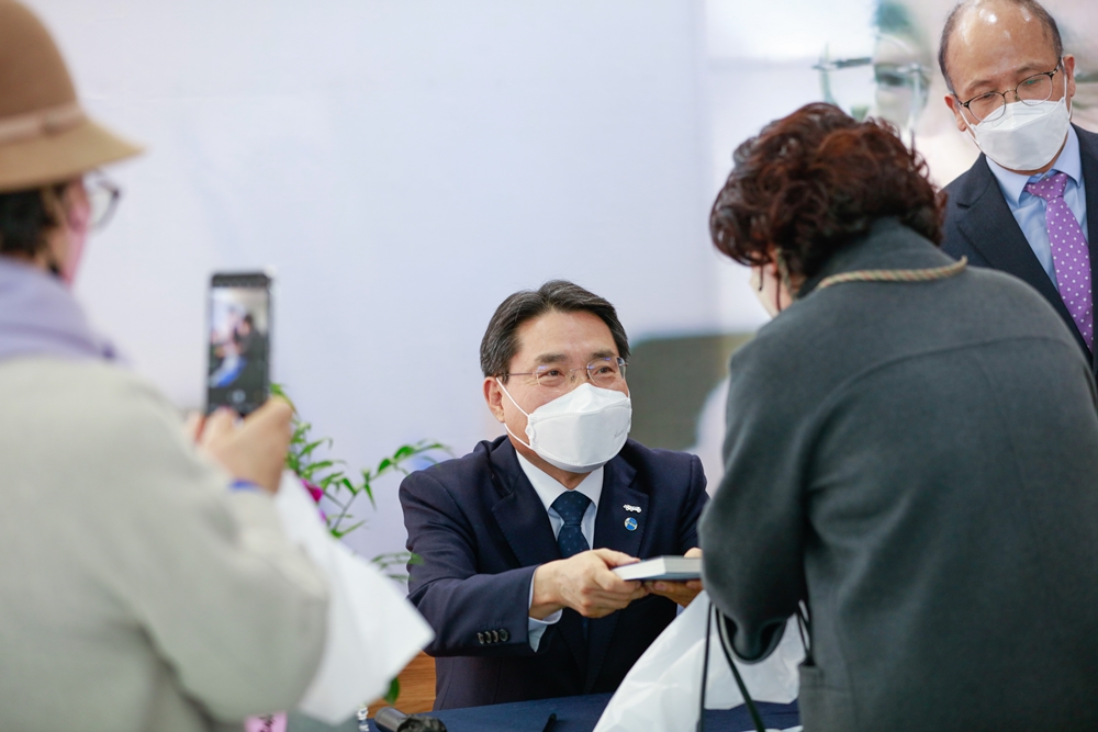 ▲권오봉 여수시장이 사인한 책을 전달하고 있다