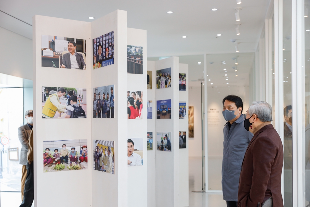 ▲권오봉 여수시장 출판기념회 및 책 전시회 방문객들이 둘러보고 있다