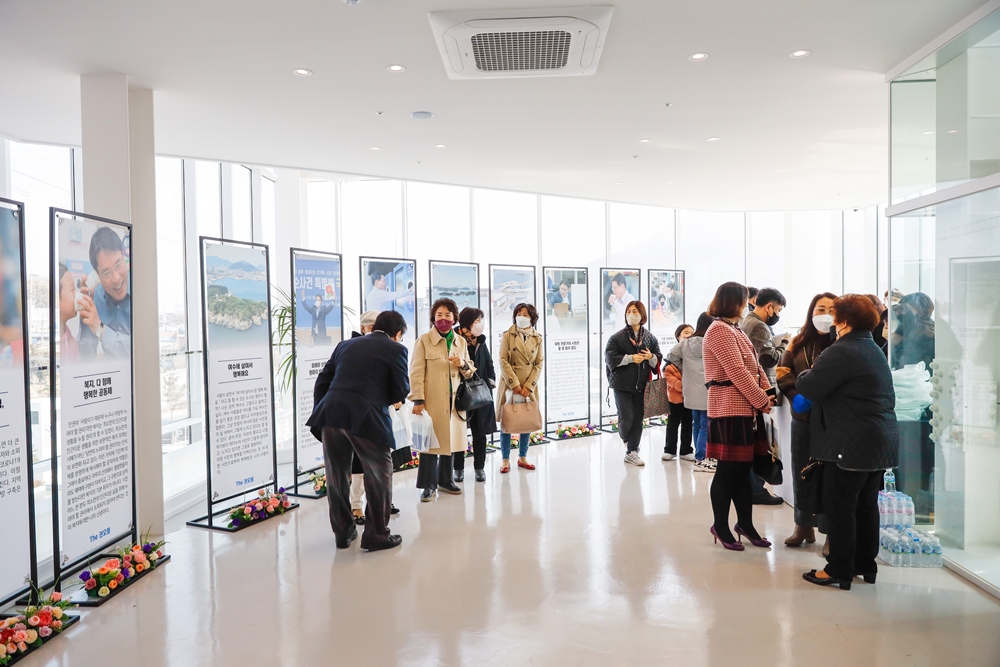 ▲권오봉 여수시장 출판기념회 및 책 전시회 참여자