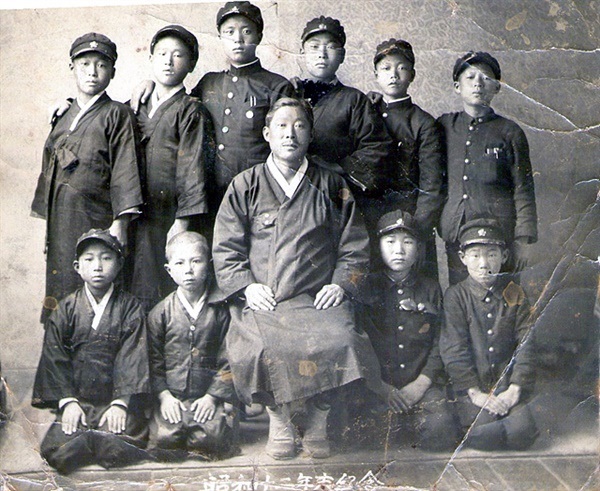 ▲자신이 설립한 학교 학생들과 기념촬영(1937년)한 이선우. 모자를 썼지만 두루마기 입은 학생도 보인다ⓒ이동희