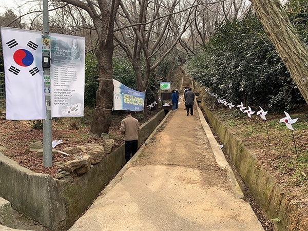 ▲독립운동가이자 교육자인 이선우 지사 묘역입구에 설치된 태극기 모습  ⓒ오문수