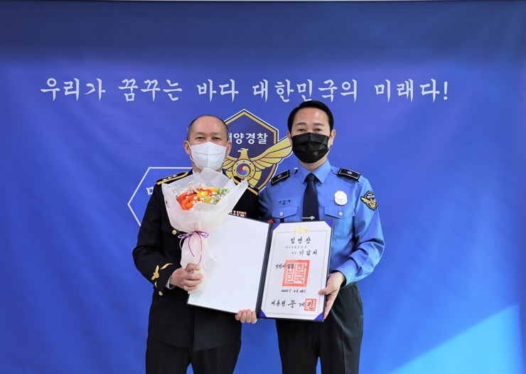 ▲여인태 교육원장이 기갑서 경정에게 임명장을 전달했다