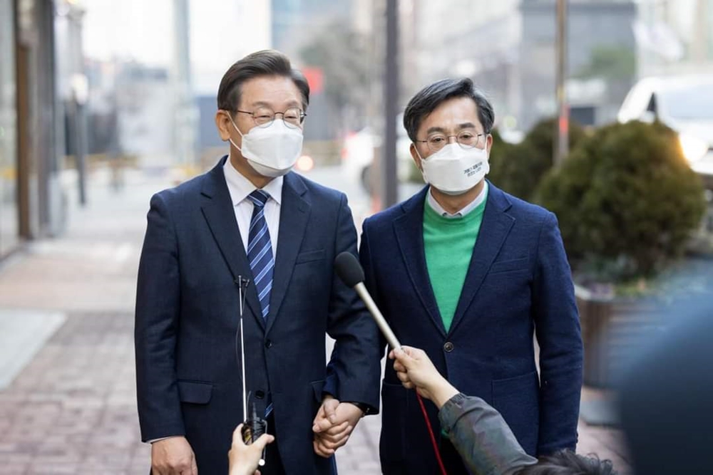 ▲더불어민주당 이재명 대선후보와 새로운물결당 김동연 후보가 회동 후 취재진의 질문에 답하고 있다  ⓒ이재명 후보 페이스북