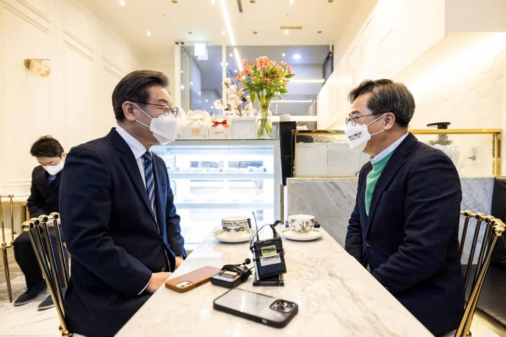 ▲더불어민주당 이재명 대선후보와 새로운물결당 김동연 후보가 카페에서 의견을 나누고 있다 ⓒ이재명 후보 페이스북