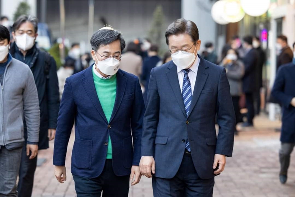 ▲더불어민주당 이재명 대선후보와 새로운물결당 김동연 후보가 회동 후 이동하고 있다 ⓒ이재명 후보 페이스북