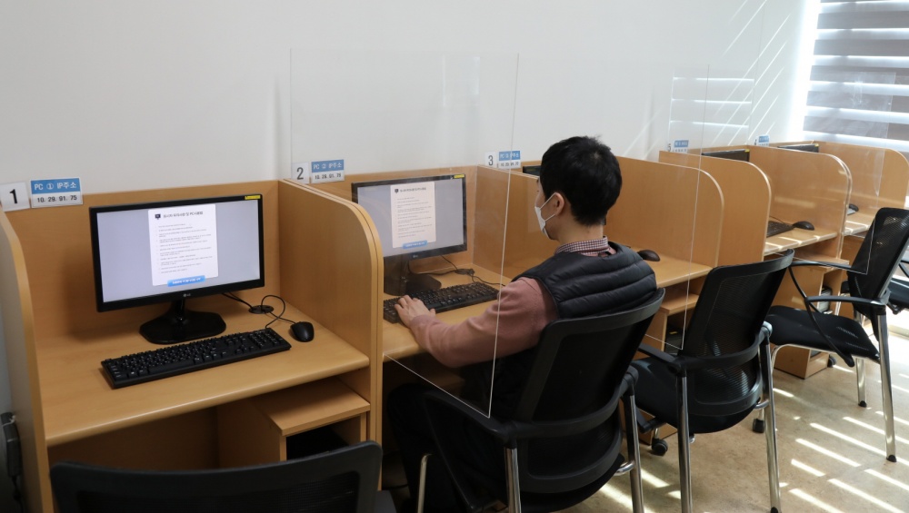 ▲여수PC시험장에서 동력수상레저기구조종면허 필기시험에 응시하고 있다.