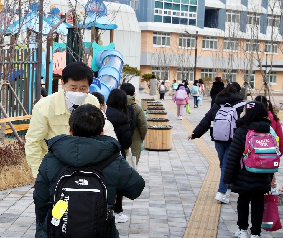 ▲장 교육감이 2일 무안 행복초등학교 정문에서 등교하는 아이들을 맞이하고 있다