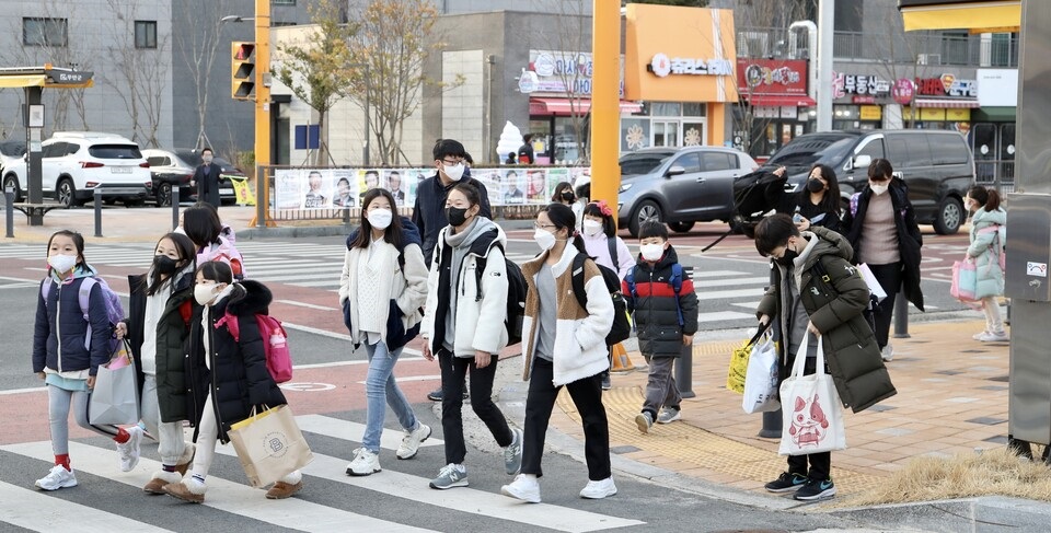▲마스크를 쓰고 등교하는 학생들