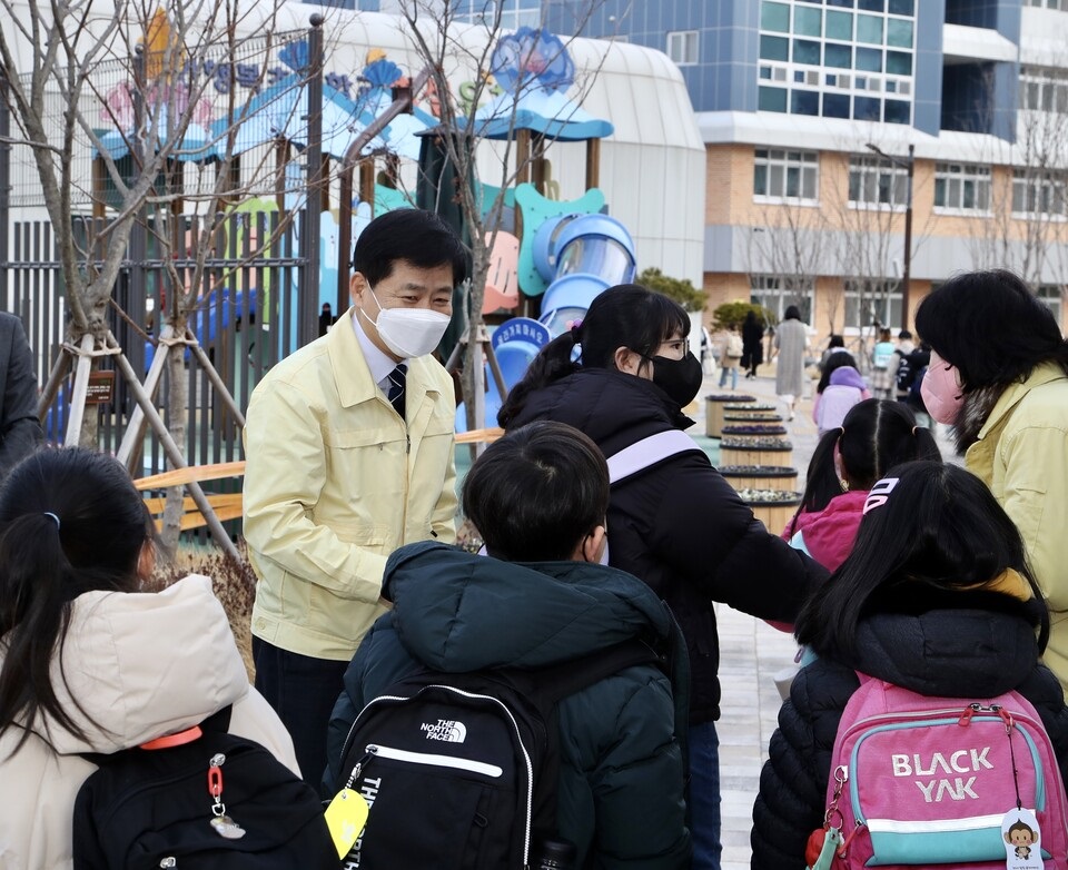 ▲장 교육감이 2일 무안 행복초등학교 정문에서 등교하는 아이들을 맞이하고 있다