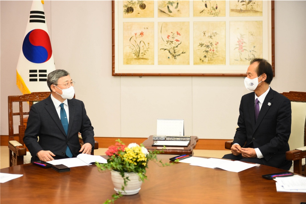 ▲진화위 정근식 위원장과 최문순 강원도지사가 대화를 나누고 있다