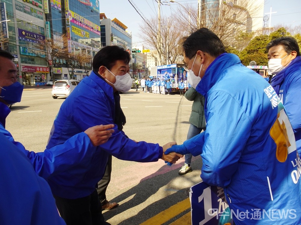 ▲유세 현장에 도착한 송영길 당대표가 악수하고 있다
