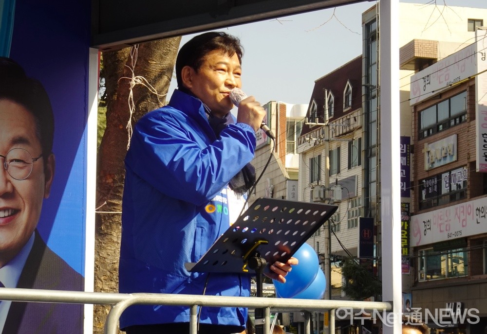 ▲신기동 부영3단지 사거리에서 송영길 민주당대표가 이재명 후보 지지를 호소하고 있다
