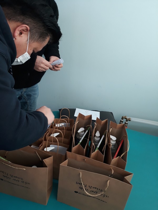 ▲치료사들이 코로나 키트를 준비하고 있다.