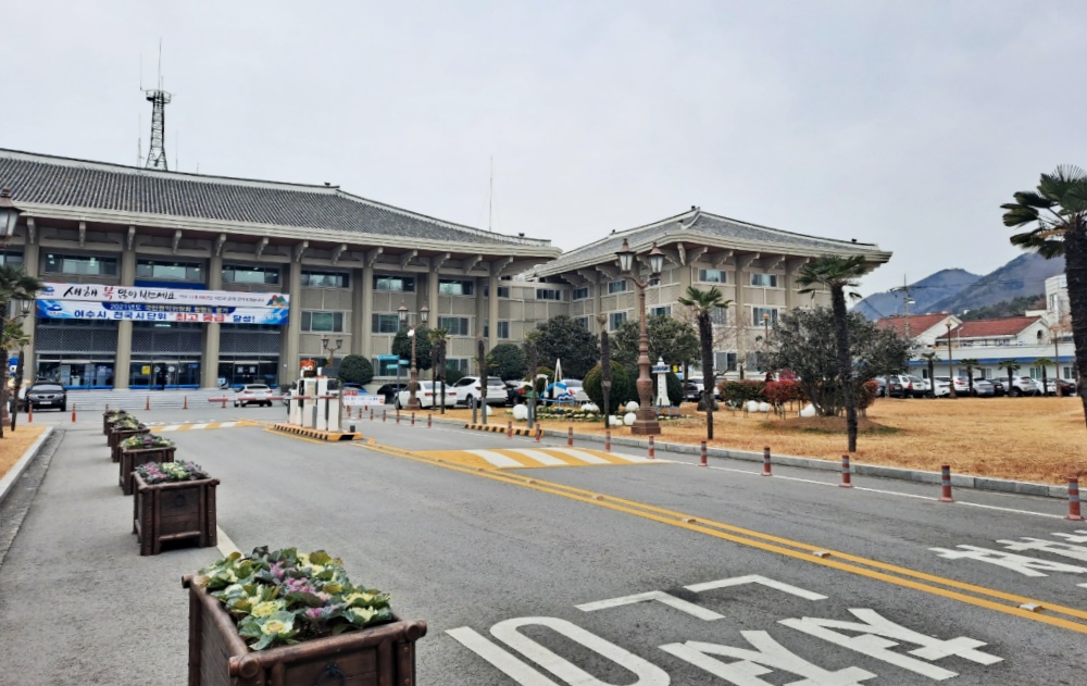 여수시가 코로나19 위기극복을 위해 지방세 및 세외수입 분야에서 적극적인 지원을 이어간다. 올해 ‘개인분 주민세’도 전액 감면할 예정이다.